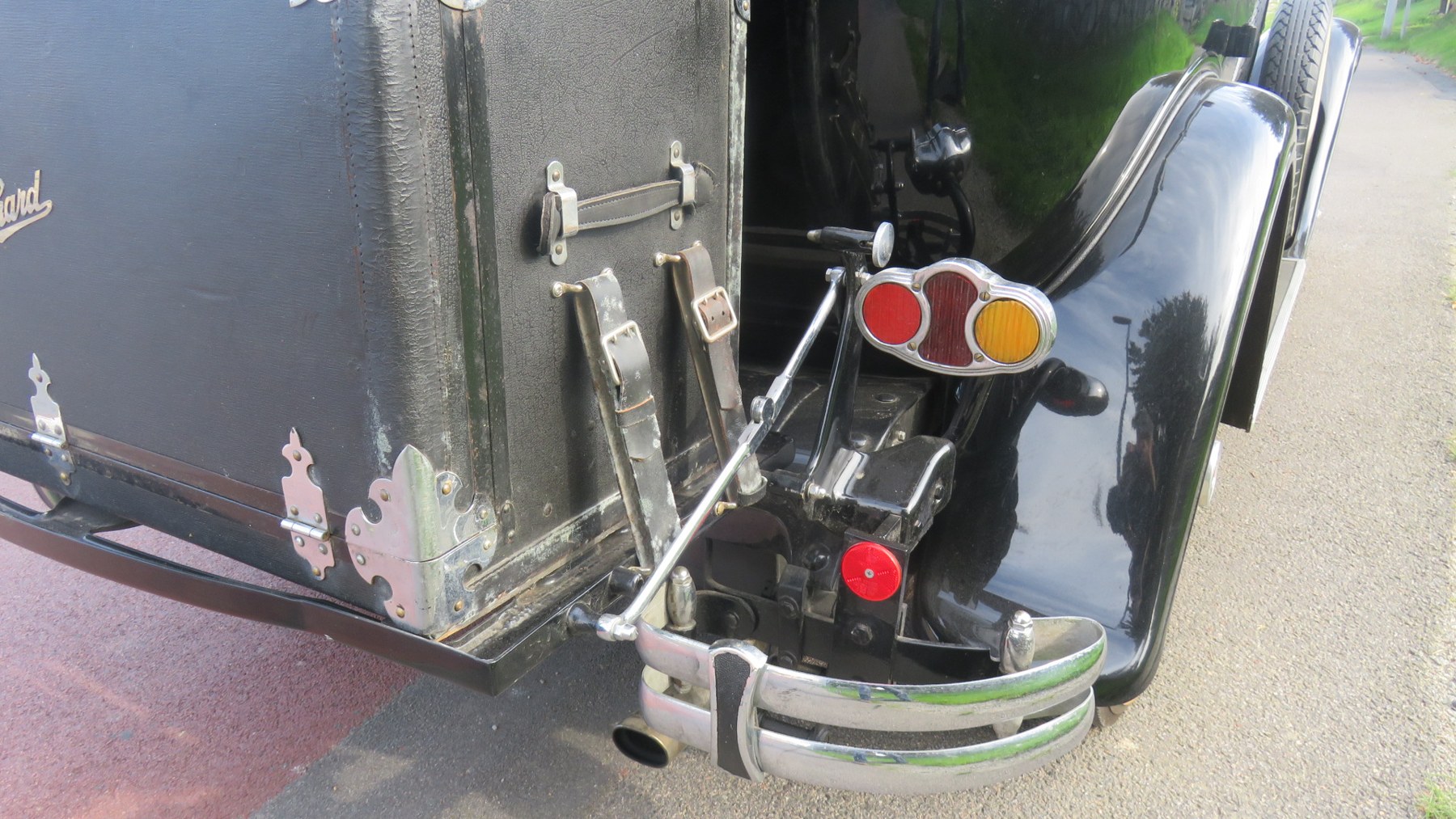 Packard 726 von 1930 – Heckpartie und Bedienelemente