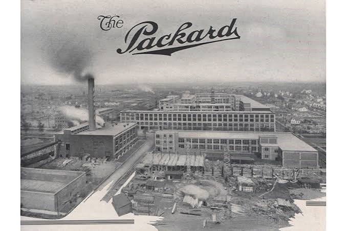 Historische Schwarz-Weiß-Aufnahme des Packard-Fabrikgeländes mit dem Schriftzug The Packard
